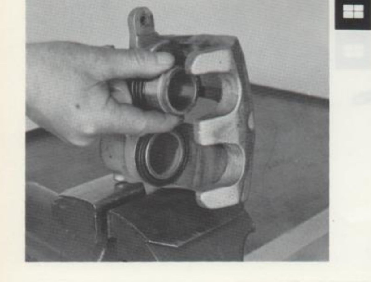 Montaggio guarnizioni e stantuffi sul corpo pinza