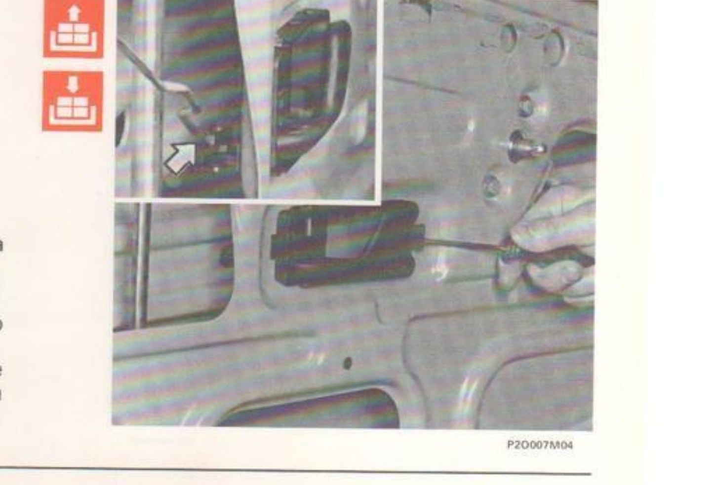 Stacco della leva comando apertura porta agendo sulle alette di ritegno (P2O007M04)