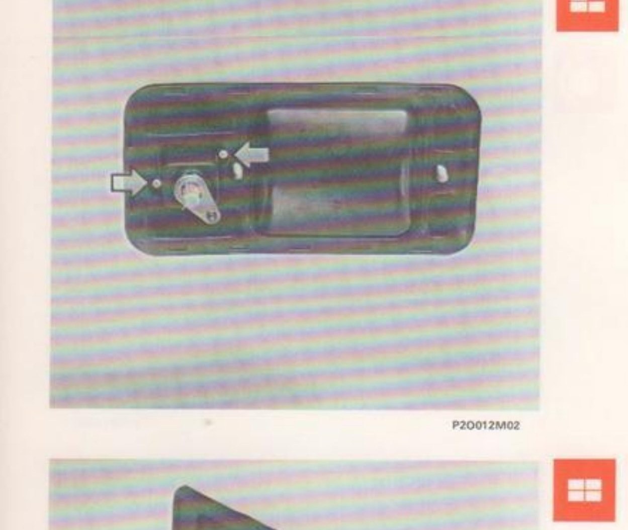Viti di fissaggio maniglia esterna evidenziate dalle frecce — P20012M02